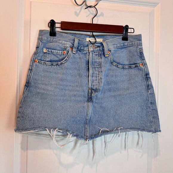 Levi's Icon Denim Mini Skirt Woven Minutes Sz 27 Button Fly - Picture 3 of 9